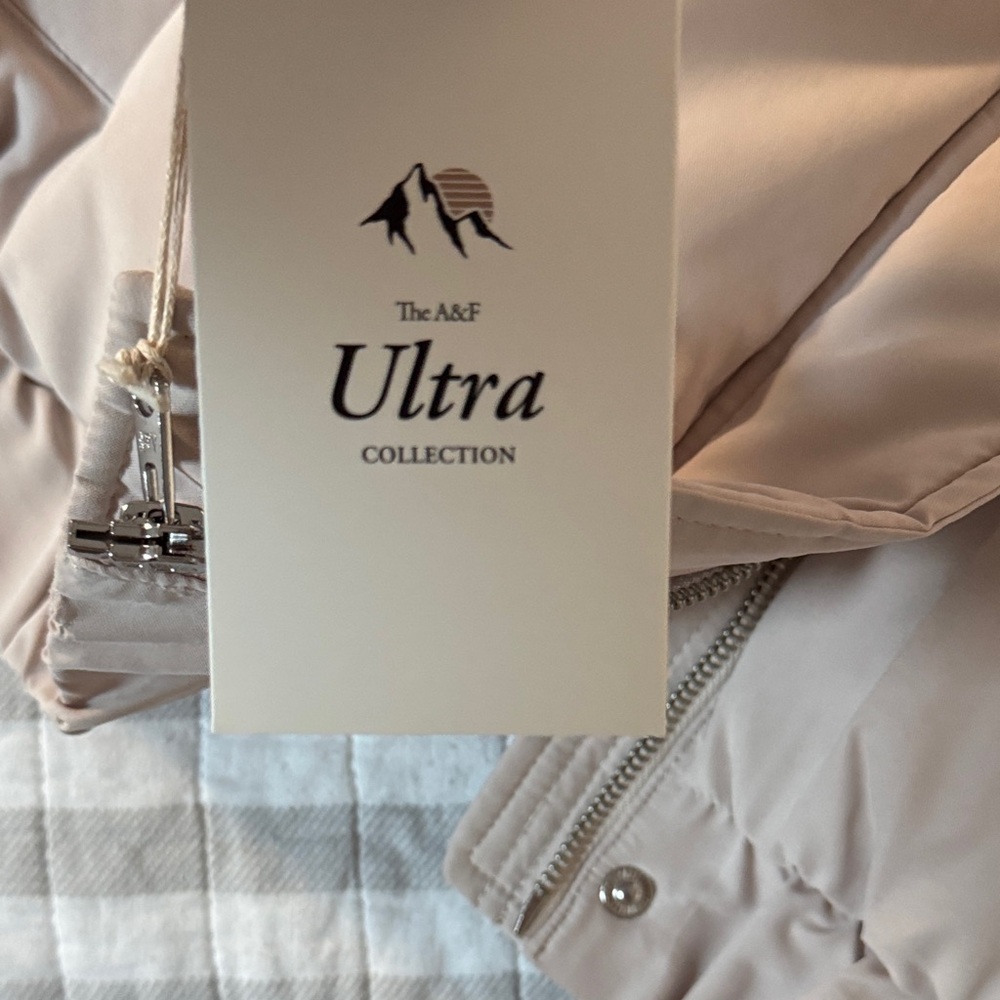 Abercrombie & Fitch Women's Beige Puffer Jacket - Picture 14 of 15